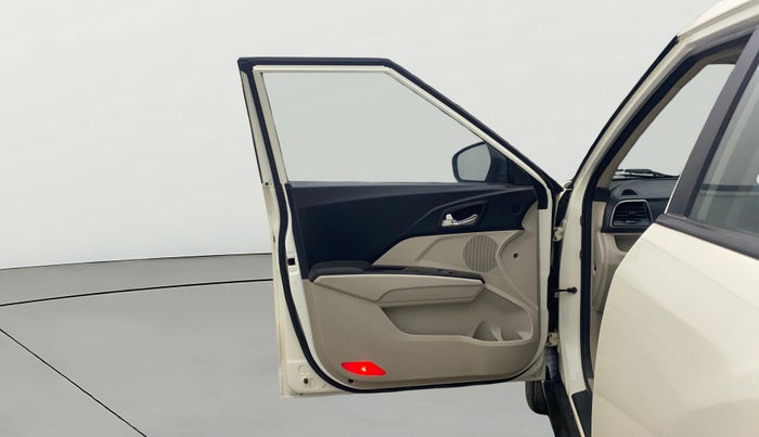 2019 Mahindra XUV300 W8 (O) 1.5 DIESEL AMT, Diesel, Automatic, 1,23,093 km, LHS Front Door