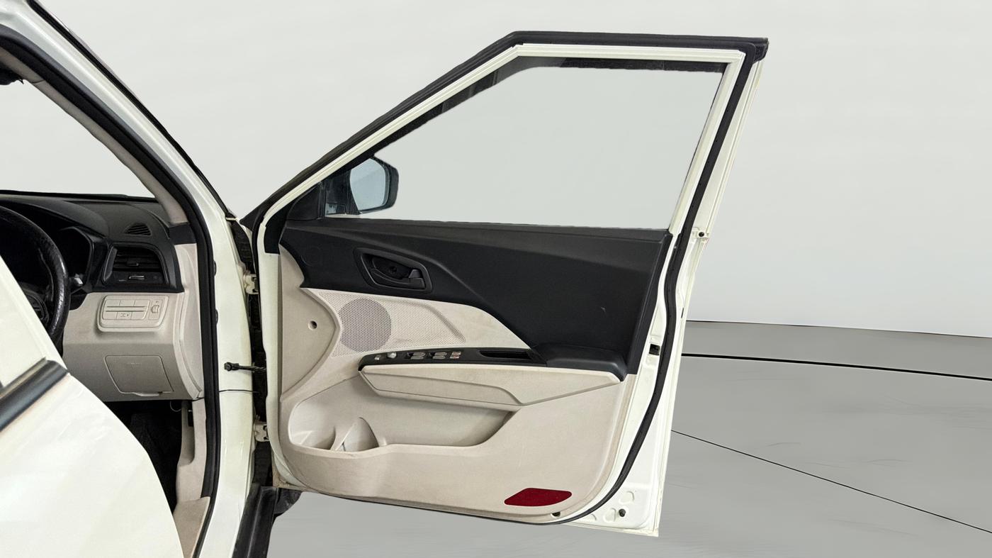 2022 Mahindra XUV300 W4 1.5 DIESEL, Diesel, Manual, 39,322 km, RHS Front Door
