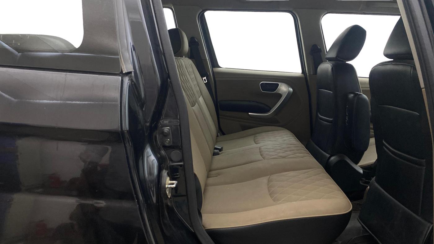 2018 Mahindra TUV300 T10 AMT, Diesel, Automatic, 1,40,664 km, Right Side Rear Door Cabin