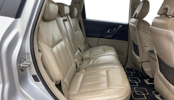 2015 Mahindra XUV500 W8, Diesel, Manual, 1,05,261 km, Right Side Rear Door Cabin