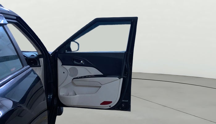 2021 Mahindra XUV300 W8 (O) 1.5 DIESEL, Diesel, Manual, 75,937 km, RHS Front Door