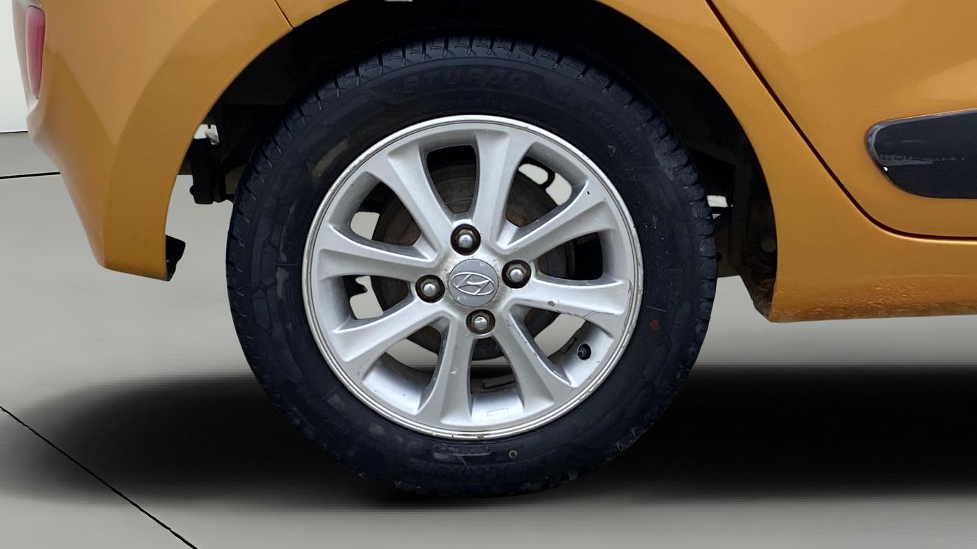 2016 Hyundai Grand i10 ASTA AT 1.2 KAPPA VTVT, Petrol, Automatic, 1,00,343 km, Right Rear Wheel