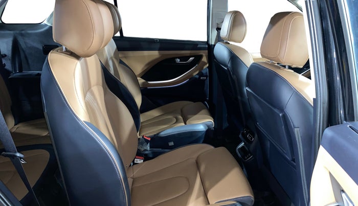 2024 Hyundai ALCAZAR Signature 6 STR 1.5 Diesel Automatic, Diesel, Automatic, 13,704 km, Right Side Rear Door Cabin