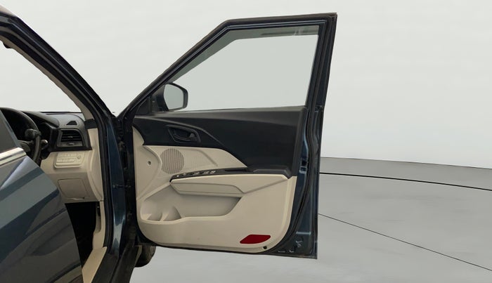 2022 Mahindra XUV300 W6 1.2 PETROL AMT, Petrol, Automatic, 44,310 km, RHS Front Door