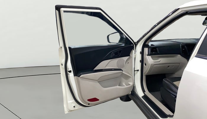 2022 Mahindra XUV300 W6 1.5 DIESEL AMT, Diesel, Automatic, 24,304 km, LHS Front Door