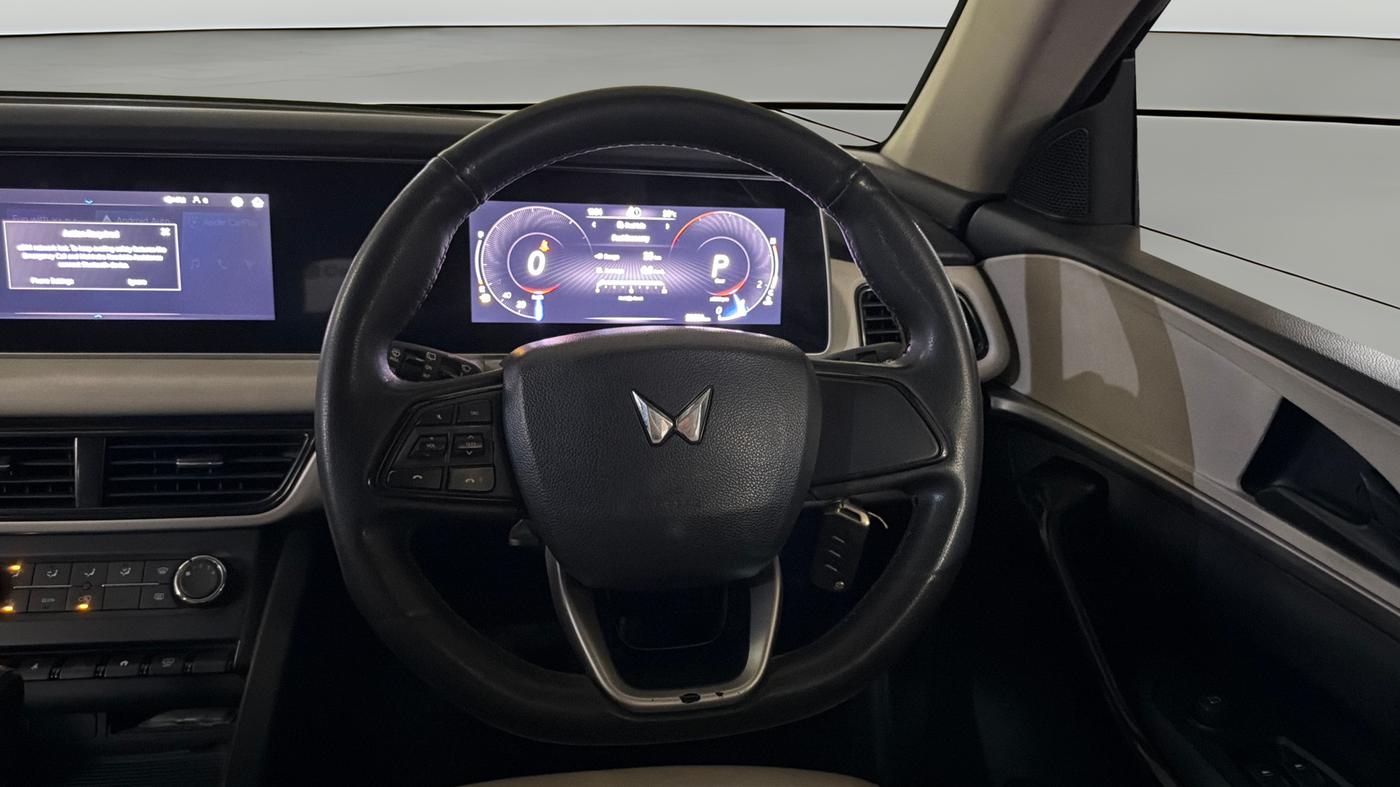 2022 Mahindra XUV700 AX 5 P AT 5 STR, Petrol, Automatic, 53,521 km, Steering Wheel Close Up