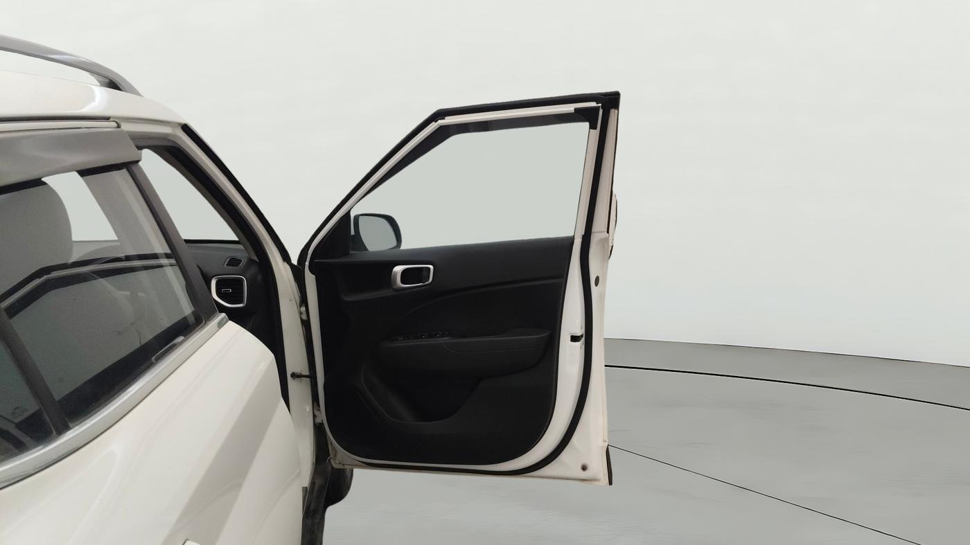 2022 Hyundai VENUE S+ 1.2, Petrol, Manual, 38,396 km, RHS Front Door