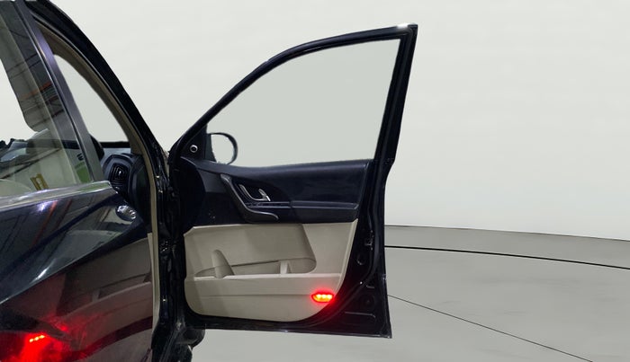 2017 Mahindra XUV500 W9 AT, Diesel, Automatic, 86,529 km, RHS Front Door