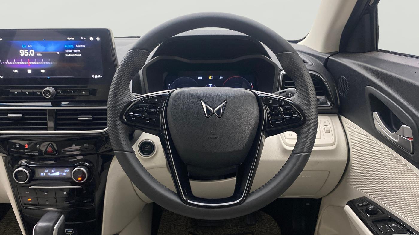 2025 Mahindra XUV 3XO AX5 1.2 L TCMPFI AT, Petrol, Automatic, 13,681 km, Steering Wheel Close Up