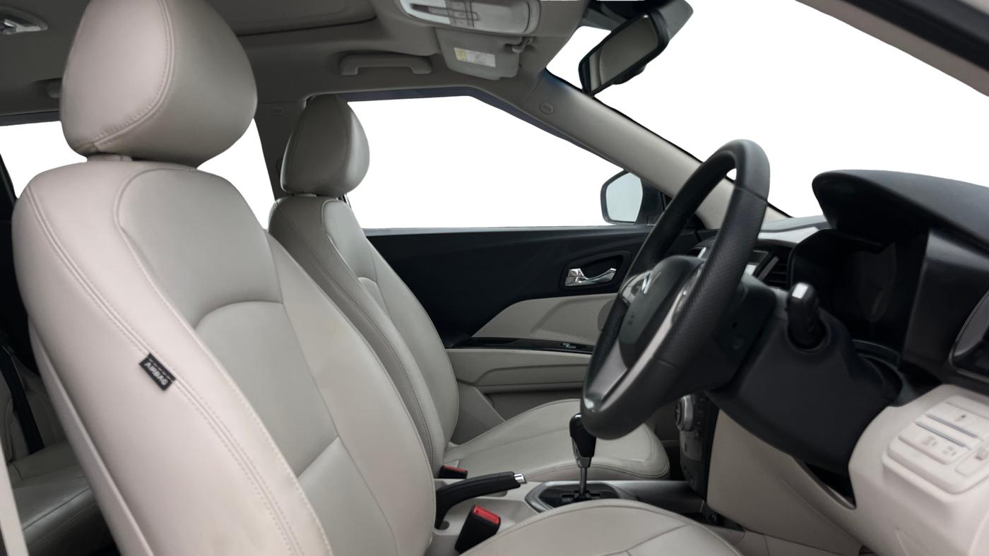 2023 Mahindra XUV300 W8 (O) 1.2 PETROL AMT, Petrol, Automatic, 44,587 km, Right Side Front Door Cabin