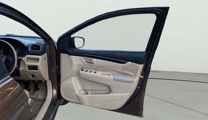 2016 Maruti Ciaz VXI+, Petrol, Manual, 1,06,270 km, RHS Front Door