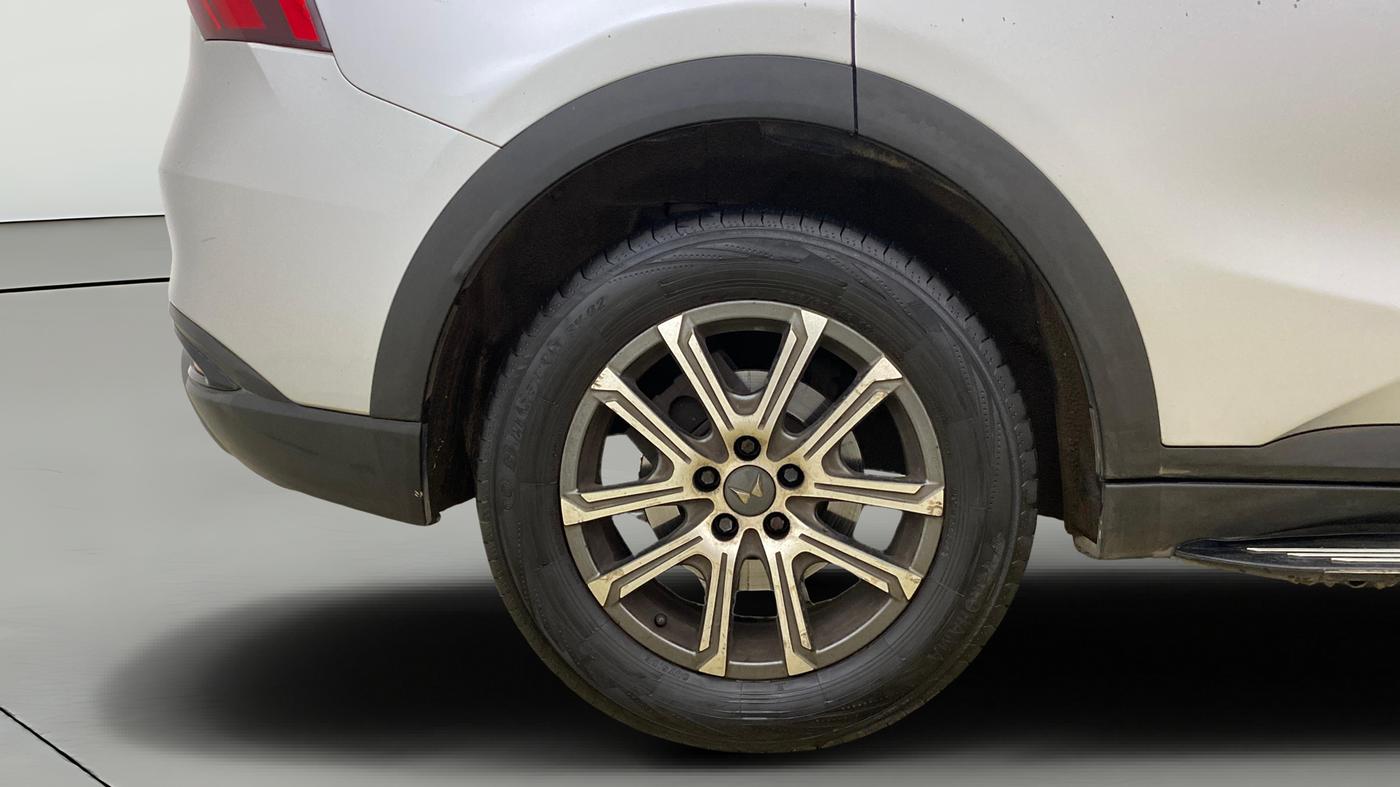 2021 Mahindra XUV700 AX 7 LUXURY P AT 7 STR, Petrol, Automatic, 47,374 km, Right Rear Wheel