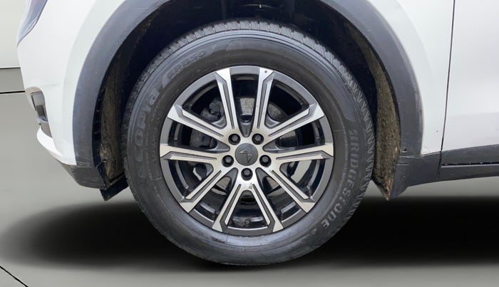 2022 Mahindra XUV700 AX 7 LUXURY D AT 7 STR, Diesel, Automatic, 43,313 km, Left Front Wheel