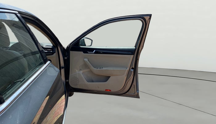 2017 Skoda Superb L&K 1.8 TSI AT, Petrol, Automatic, 42,342 km, RHS Front Door