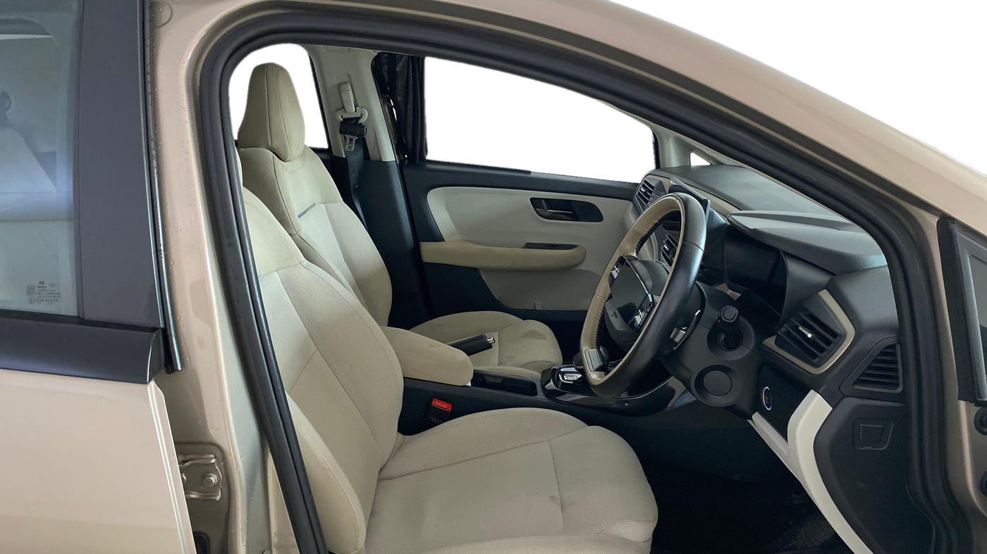 2025 Tata ALTROZ Accomplished Plus S Petrol 6DCT, Petrol, Automatic, 35,037 km, Right Side Front Door Cabin