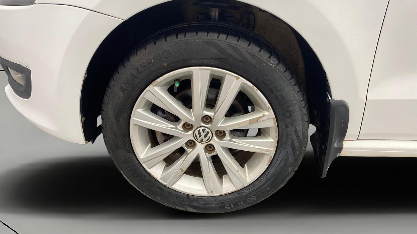 2013 Volkswagen Polo HIGHLINE1.2L, Petrol, Manual, 1,08,550 km, Left Front Wheel