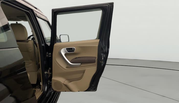 2016 Mahindra TUV300 T8, Diesel, Manual, 1,26,142 km, RHS Rear Door