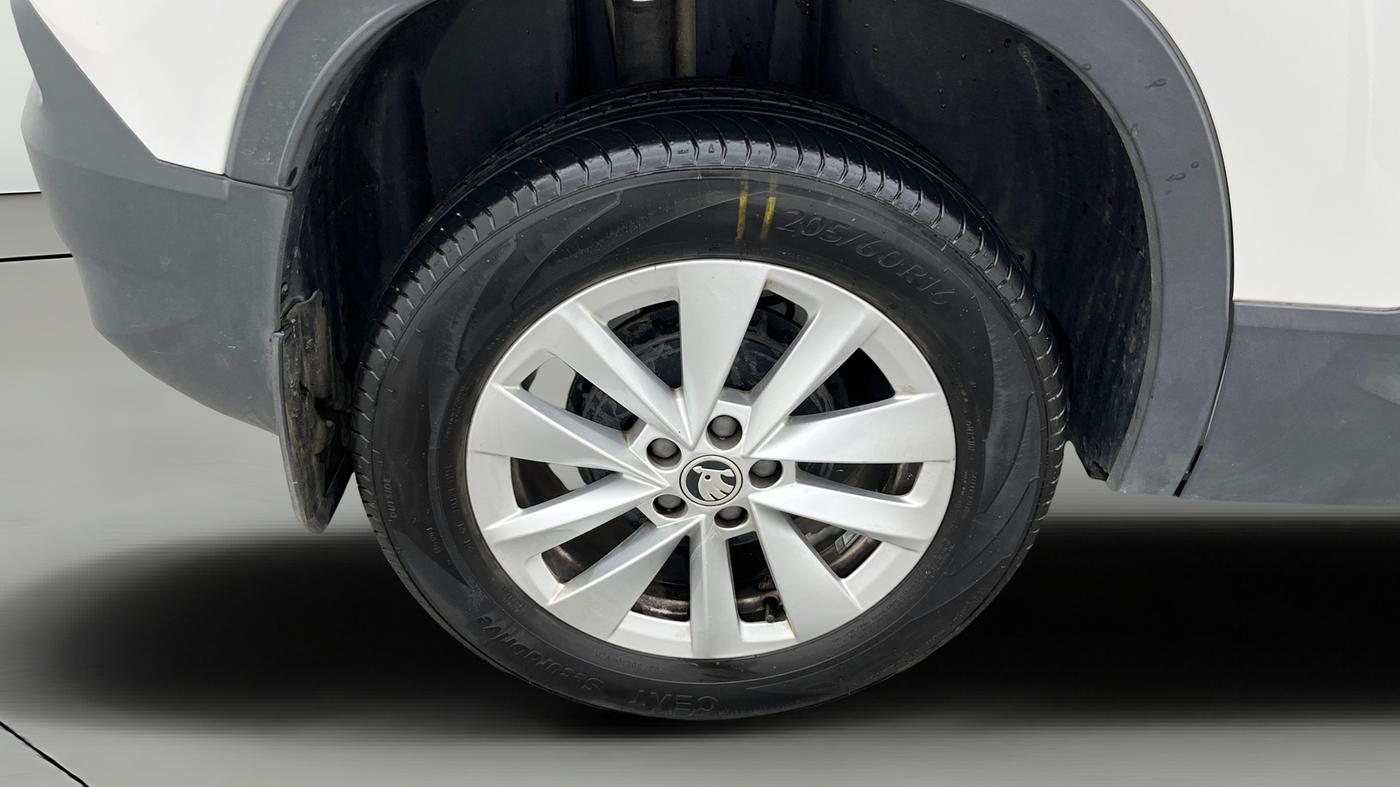 2025 Skoda Kylaq Signature, Petrol, Manual, 15,643 km, Right Rear Wheel
