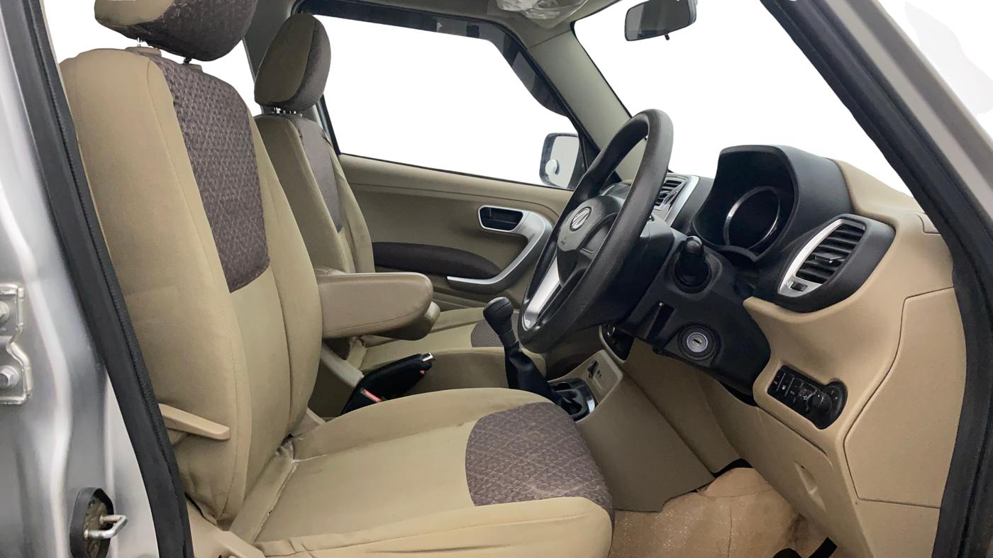 2015 Mahindra TUV300 T8, Diesel, Manual, 51,720 km, Right Side Front Door Cabin
