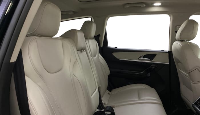 2023 Mahindra XUV700 AX 7 LUXURY P AT 7 STR, Petrol, Automatic, 24,791 km, Right Side Rear Door Cabin