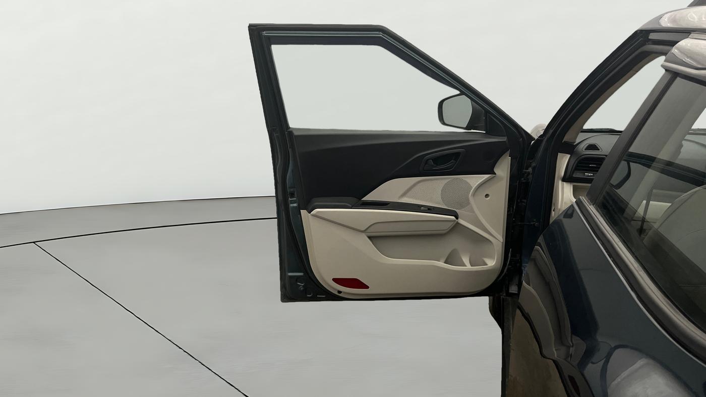 2024 Mahindra XUV300 W6 1.2 PETROL, Petrol, Manual, 19,182 km, LHS Front Door