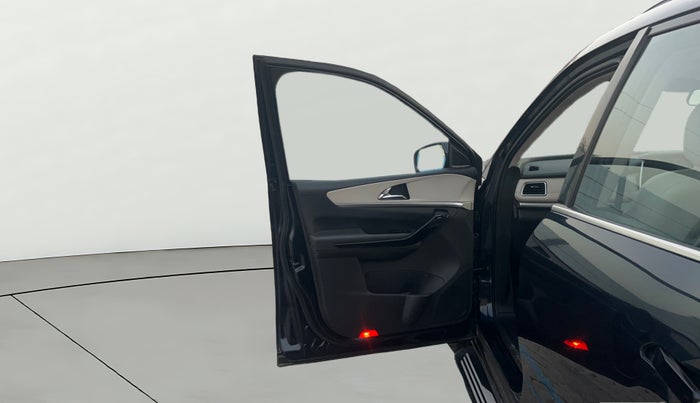 2022 Mahindra XUV700 AX 7 LUXURY P AT 7 STR, Petrol, Automatic, 44,614 km, LHS Front Door