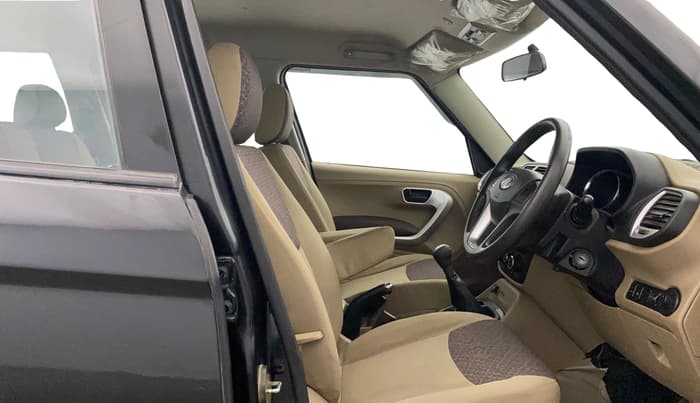 2016 Mahindra TUV300 T8, Diesel, Manual, 1,26,142 km, Right Side Front Door Cabin