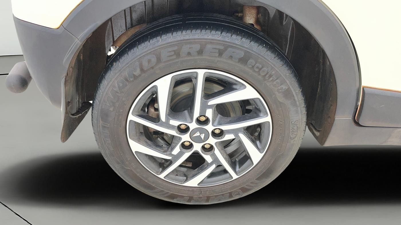 2023 Mahindra XUV300 W8 (O) 1.5 DIESEL AMT, Diesel, Automatic, 65,618 km, Right Rear Wheel