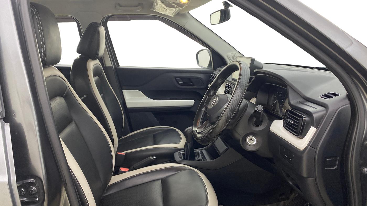 2022 Tata PUNCH PURE MT, Petrol, Manual, 32,453 km, Right Side Front Door Cabin