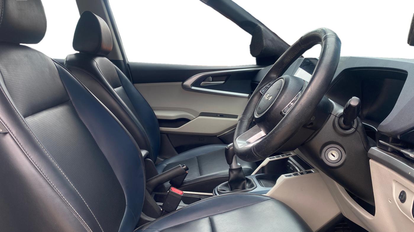 2023 KIA CARENS PREMIUM 1.5 DIESEL IMT 7 STR, Diesel, Manual, 83,942 km, Right Side Front Door Cabin