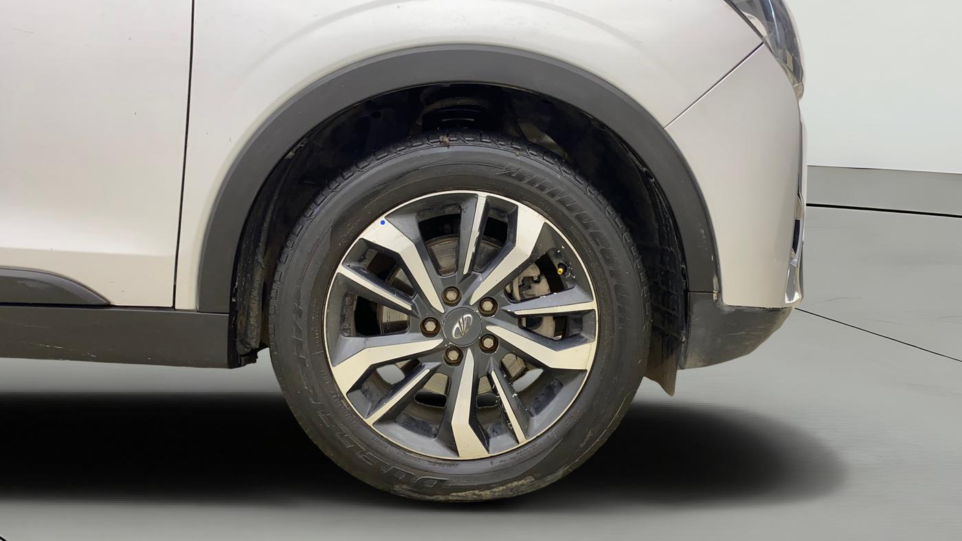 2020 Mahindra XUV300 W8 (O) 1.2 PETROL, Petrol, Manual, 1,03,639 km, Right Front Wheel