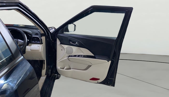 2024 Mahindra XUV300 W8 1.2 PETROL, Petrol, Manual, 1,084 km, RHS Front Door