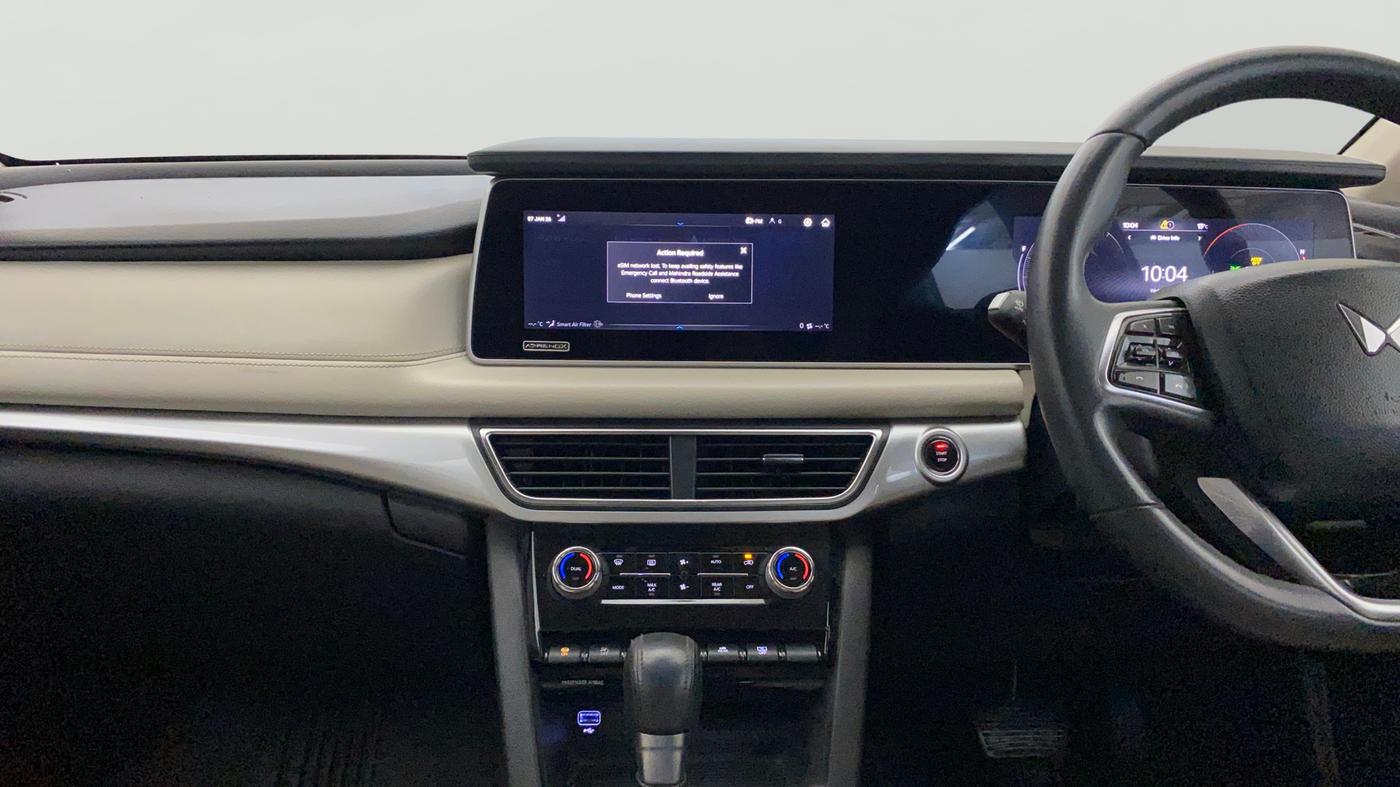 2021 Mahindra XUV700 AX 7 P AT 7 STR, Petrol, Automatic, 60,128 km, Air Conditioner