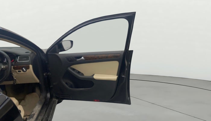 2015 Volkswagen Jetta HIGHLINE TDI AT, Diesel, Automatic, 1,35,517 km, RHS Front Door