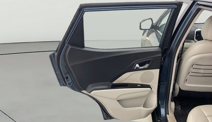 2024 Mahindra XUV300 W8 (O) 1.2 PETROL AMT, Petrol, Automatic, 17,792 km, LHS Rear Door