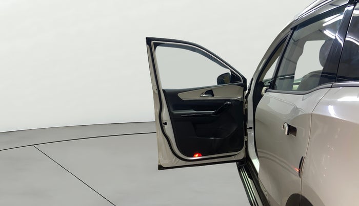 2021 Mahindra XUV700 AX 7 LUXURY P AT 7 STR, Petrol, Automatic, 59,814 km, LHS Front Door