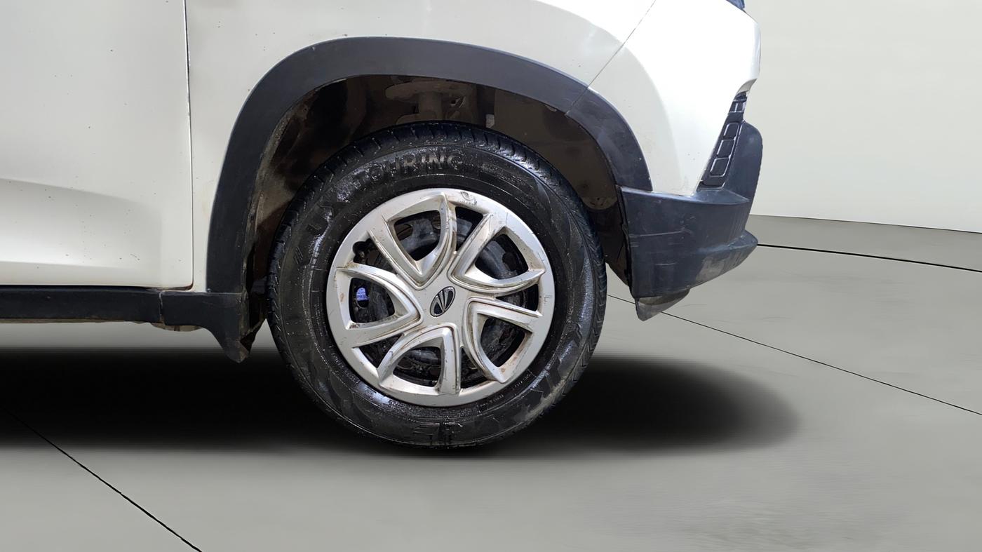 2016 Mahindra Kuv100 K4 6 STR, Petrol, Manual, 65,165 km, Right Front Wheel