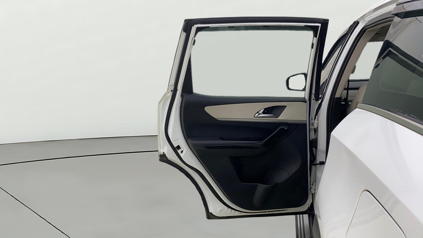 2021 Mahindra XUV700 AX 7 LUXURY D AT 7 STR, Diesel, Automatic, 99,868 km, LHS Rear Door