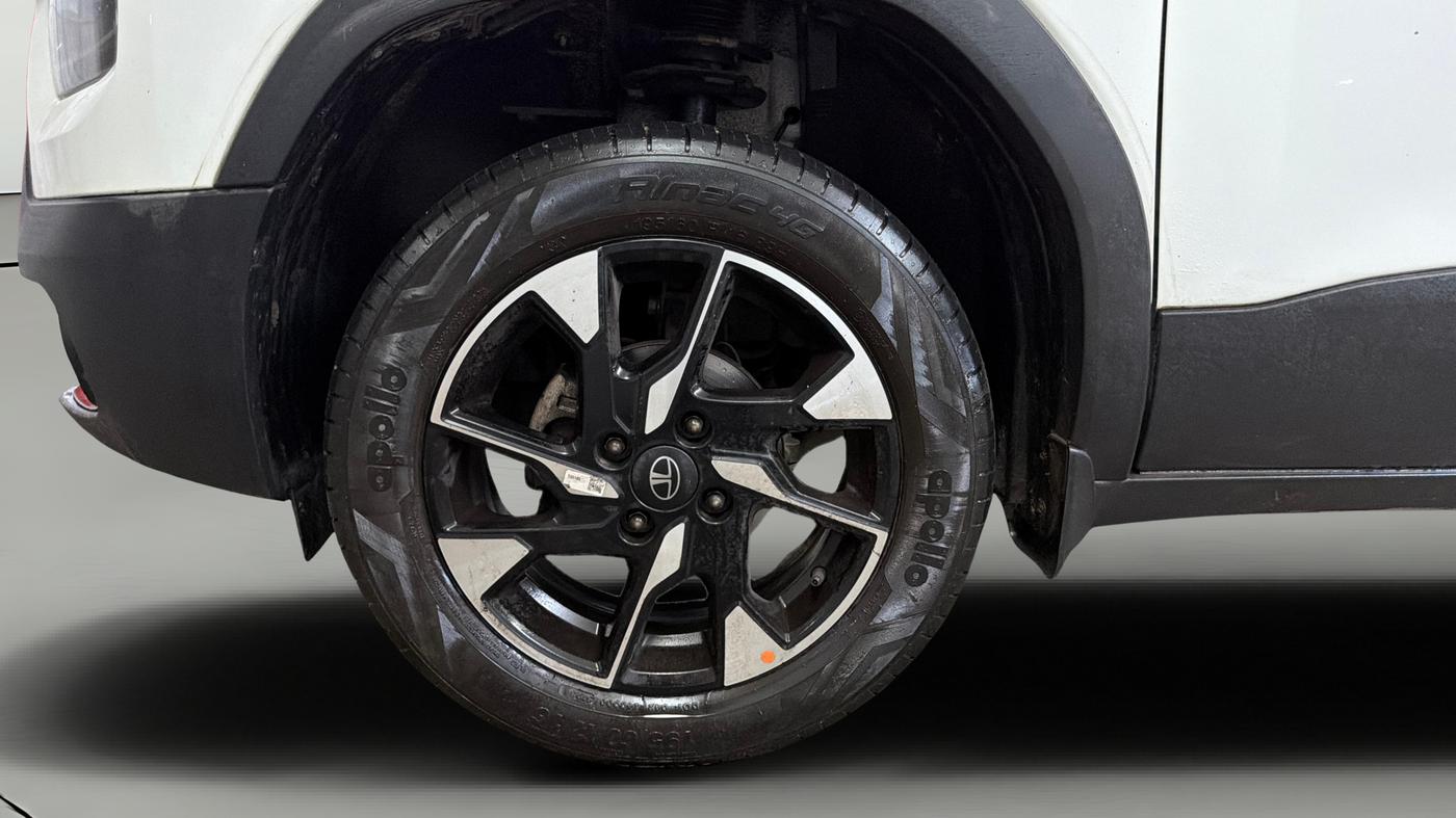 2024 Tata PUNCH ACCOMPLISHED DAZZLE PACK AMT, Petrol, Automatic, 42,564 km, Left Front Wheel