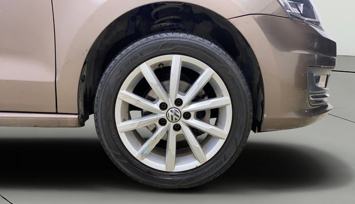 2017 Volkswagen Vento HIGHLINE PLUS 1.5 AT 16 ALLOY, Diesel, Automatic, 1,14,563 km, Right Front Wheel