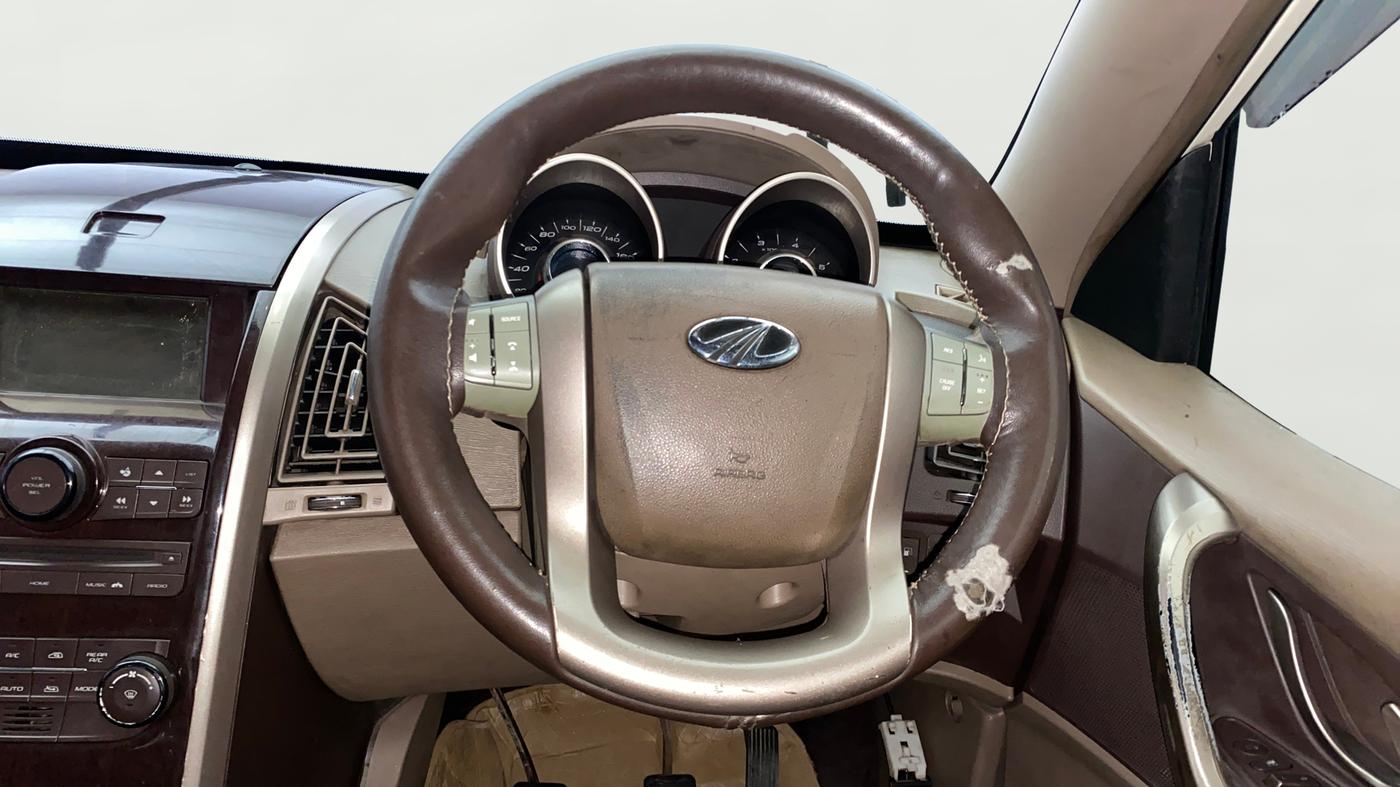 2012 Mahindra XUV500 W8, Diesel, Manual, 1,55,674 km, Steering Wheel Close Up