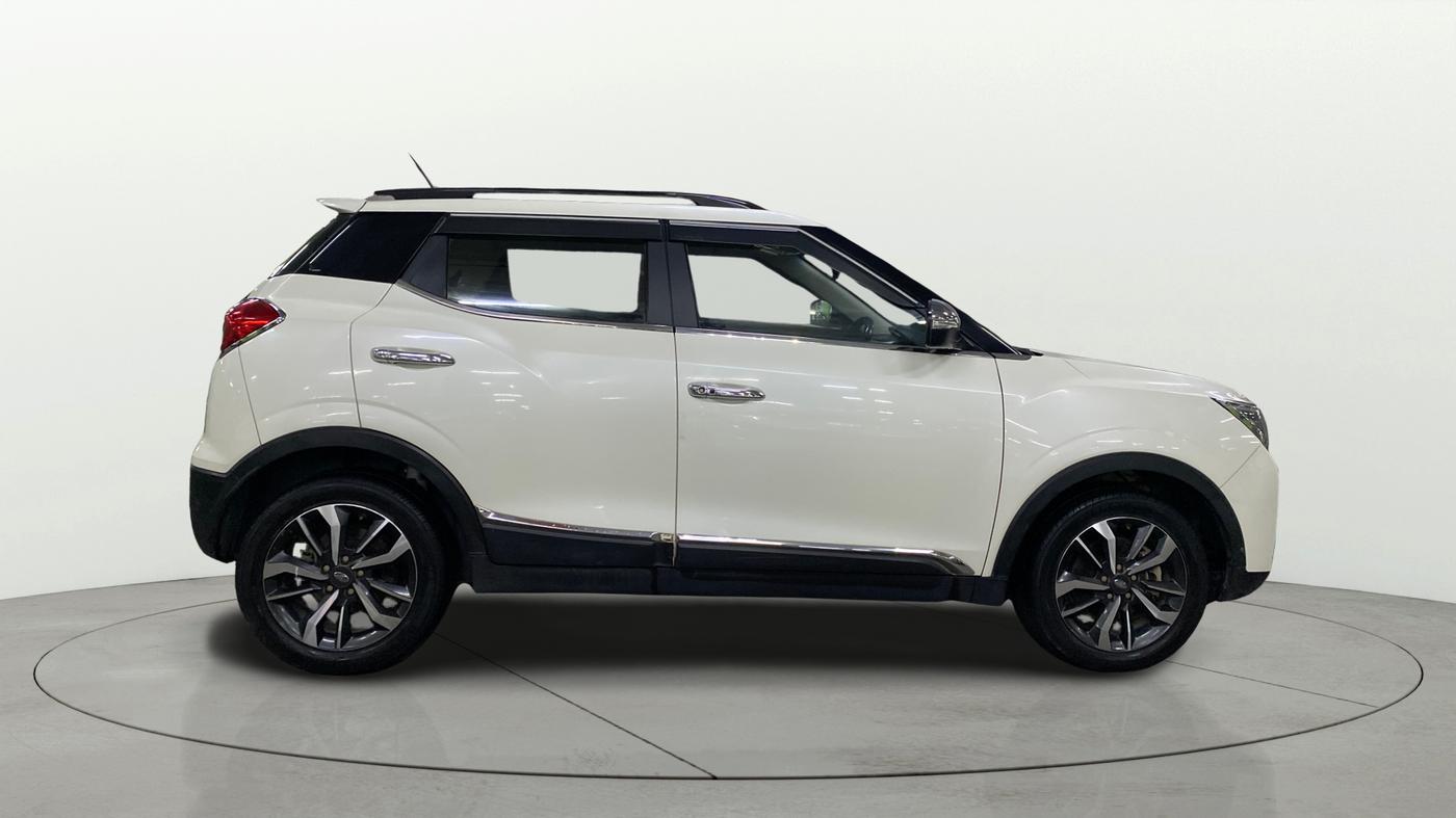 2022 Mahindra XUV300 W8 (O) 1.2 PETROL, Petrol, Manual, 61,570 km, Right Side View