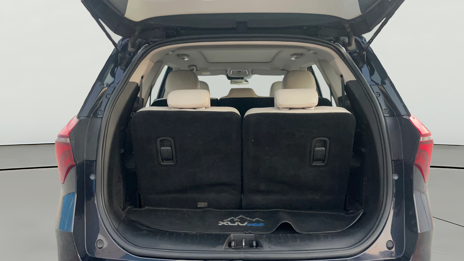 2022 Mahindra XUV700 AX 7 LUXURY P AT 7 STR, Petrol, Automatic, 44,614 km, Boot Open Zoomed View