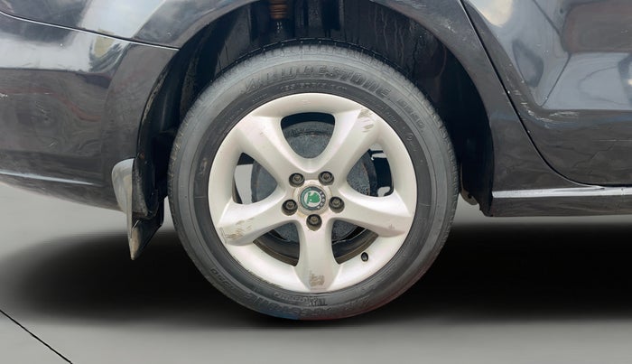 2013 Skoda Rapid ELEGANCE 1.6 MPI AT, CNG, Automatic, 82,117 km, Right Rear Wheel