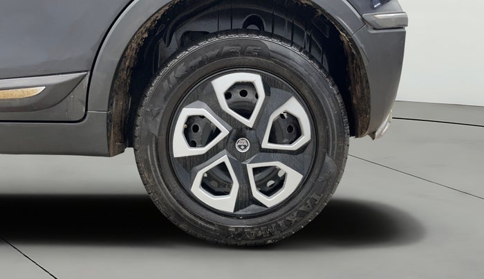 2021 Mahindra XUV300 W6 1.2 PETROL, Petrol, Manual, 1,18,148 km, Left Rear Wheel