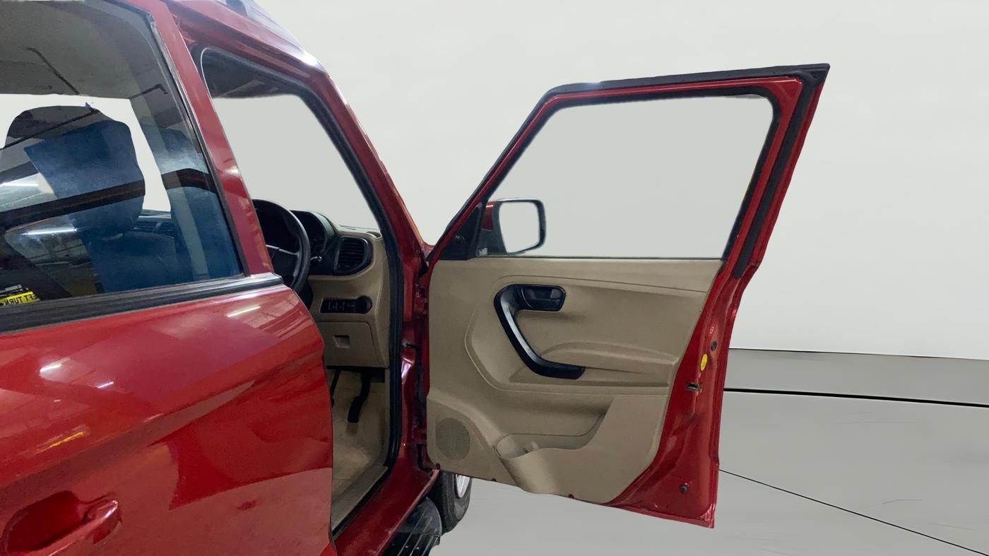 2016 Mahindra TUV300 T6, Diesel, Manual, 75,838 km, RHS Front Door