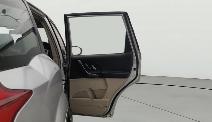 2016 Mahindra XUV500 W6 AT 1.99, Diesel, Automatic, 44,518 km, RHS Rear Door