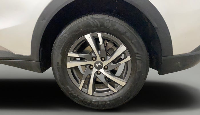 2023 Mahindra XUV700 AX 5 D MT 7 STR, Diesel, Manual, 52,057 km, Left Rear Wheel