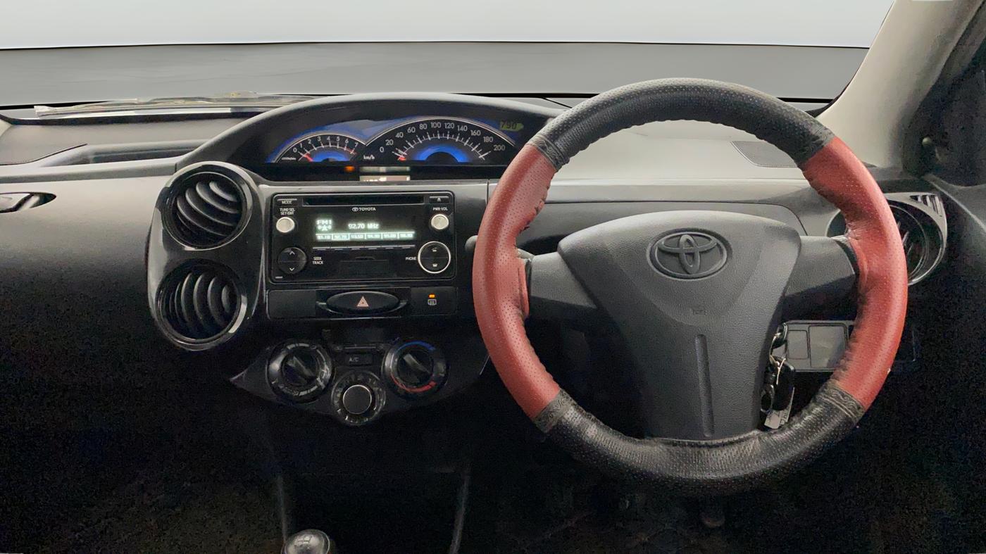 2014 Toyota Etios CROSS 1.2 G, Petrol, Manual, 49,998 km, Steering Wheel Close Up