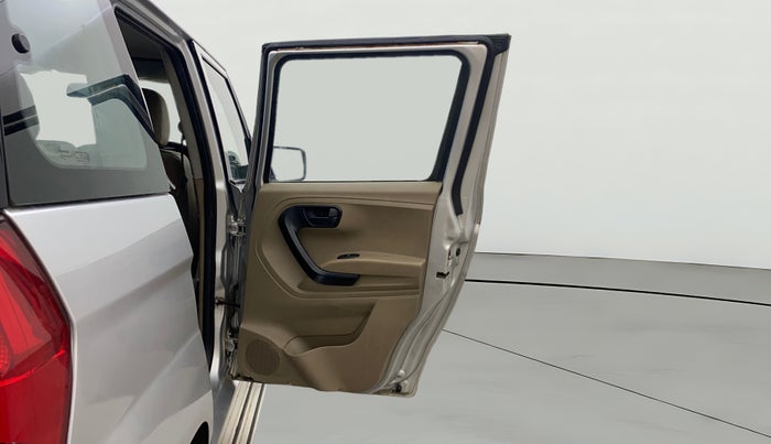 2016 Mahindra TUV300 T4 PLUS, Diesel, Manual, 1,08,591 km, RHS Rear Door